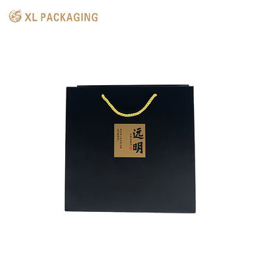 주문 환경 친화적인 선물 포장을 위한 Kraft 서예 스티커와 뒤틀린 황금 코드 손잡이가 있는 맞춤형 로고 무광택 검정색 종이 토트 백 온라인 제조