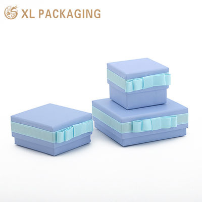 주얼리 포장용 1000gsm 종이 보드, 하늘색 리본 보우 및 다중 슬롯 스펀지 인서트가 있는 작은 단단한 링 선물 상자